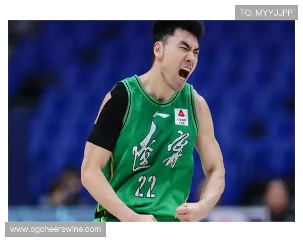 李晓旭一脚踢飞郭艾伦引发热议 东北明星足球超级联赛激情对抗激烈上演
