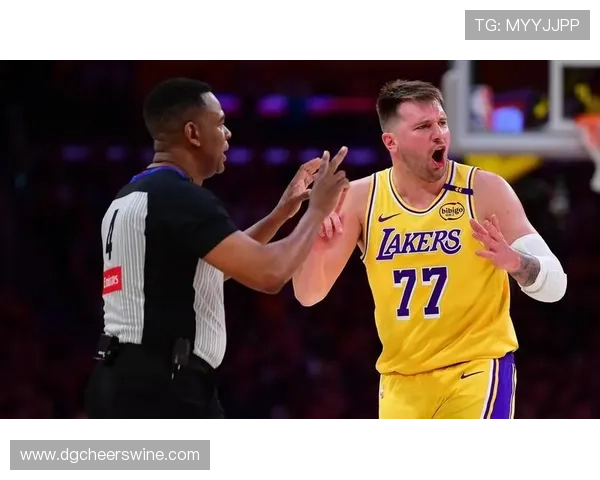 东契奇末节拼尽全力拒绝替补高呼NO最终仍难抗帅命带队惜败 东契奇末节拼尽全力拒绝替补高呼NO最终仍难抗帅命带队惜败